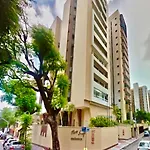 Apartamento a 300m Beira Mar-Meireles! Serviço Diário e Wi-fi 650Mb!